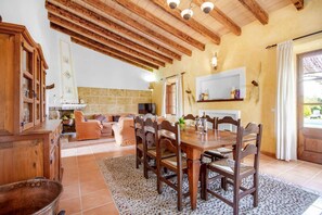 Dining - ROIG. Haven of peace in a traditional environment (Pollensa)