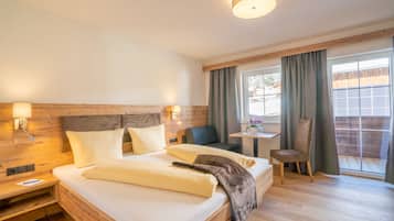 Comfort driepersoonskamer, 1 kingsize bed met slaapbank, niet-roken, uitzicht op bergen | Een bureau, een laptopwerkplek, verduisterende gordijnen