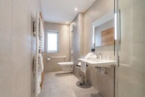 Douche, séchoir à cheveux, plancher chauffant (salle de bain)