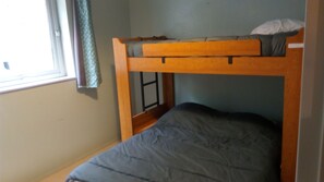 2 bedrooms, iron/ironing board, WiFi