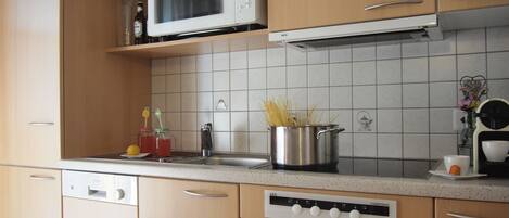 Micro-ondes, plaque de cuisson, lave-vaisselle, cafetiĂšre/bouilloire