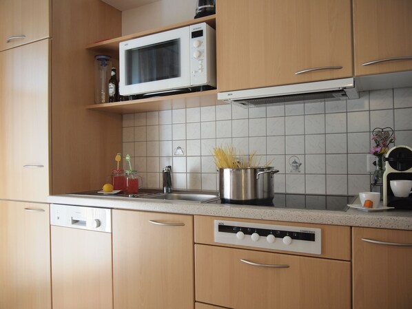 Mikrowelle, Herdplatte, Geschirrspüler