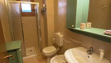 Dusche, Bidet, Seife, Toilettenpapier