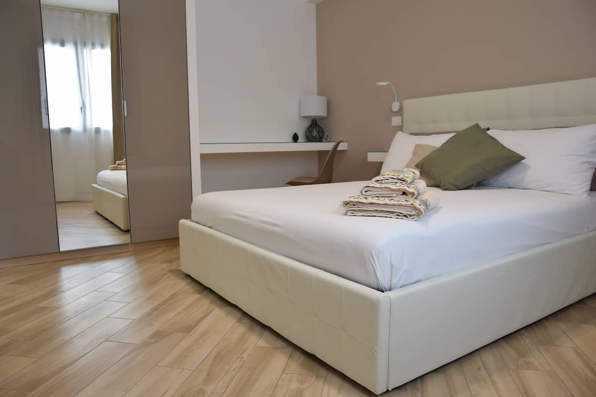 2 chambres, surmatelas, bureau