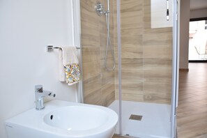 Shower, rainfall showerhead, free toiletries, hair dryer - Sicily Comfort Milazzo (Milazzo)