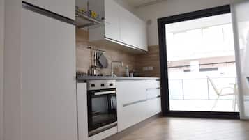 Apartment | Shared kitchen | Oven, stovetop, cookware/dishes/utensils, cleaning supplies