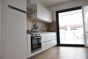 Apartment | Shared kitchen | Oven, stovetop, cookware/dishes/utensils, cleaning supplies