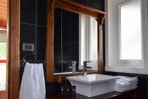 Cabin (Valentia) | Bathroom