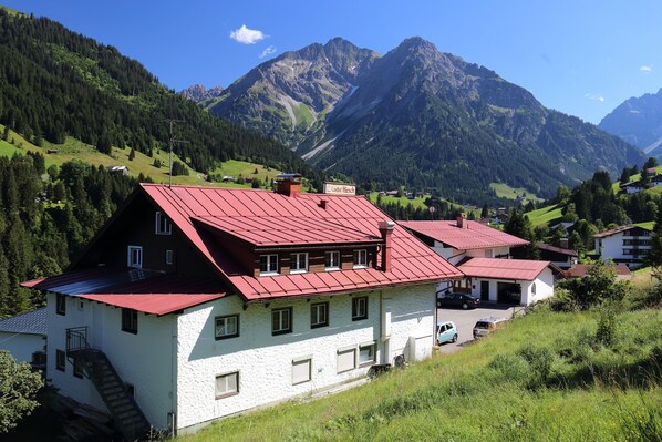 Vista frontal de la propiedad