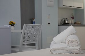 In-room safe, desk, laptop workspace, blackout drapes - Hotel Calypso (Pontecagnano Faiano)