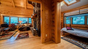 4 soverom, skrivebord, strykejern/-brett og reiseseng for barn