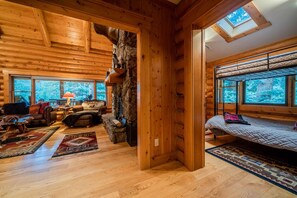 3 slaapkamers, een bureau, een strijkplank/strijkijzer, reisbedje