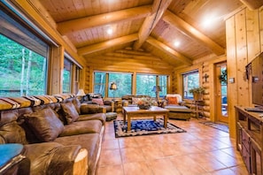 Smart-TV, peis og bøker