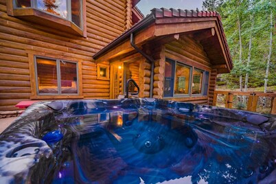 Luxury cabin w/ river, hot tub, borders Natl Park