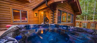 Luxury cabin w/ river, hot tub, borders Natl Park