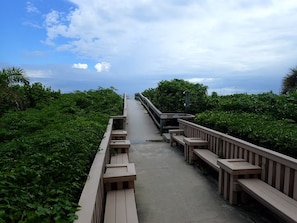 Property grounds - 3-minute walk to private Beach - Recently Updated! In-unit Washer & Dryer (Cocoa Beach)