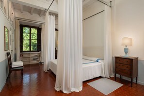 11 bedrooms, travel crib, free WiFi - Villa in Segromigno In Monte with 11 bedrooms sleeps 22 (Segromigno In Monte)