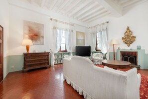 TV, fireplace, DVD player, stereo