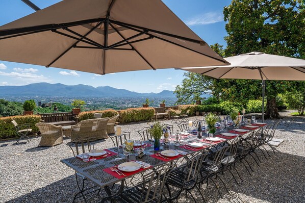 Outdoor dining - Villa in Segromigno In Monte with 11 bedrooms sleeps 22 (Segromigno In Monte)