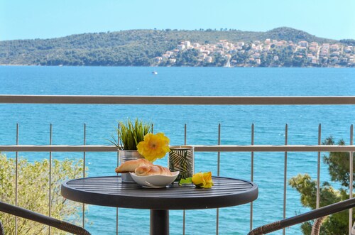Fantastic beachfront apartment with private balcony on the Adriatic.Top location