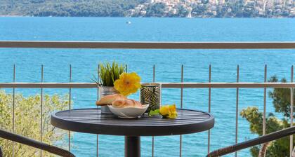 Fantastic beachfront apartment with private balcony on the Adriatic.Top location