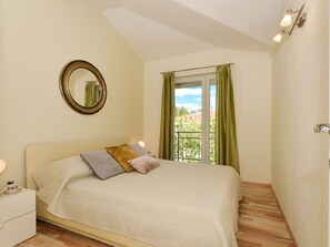 1 bedroom, iron/ironing board, travel cot, free WiFi - Fantastic beachfront apartment with private balcony on the Adriatic.Top location (Seget Donji)