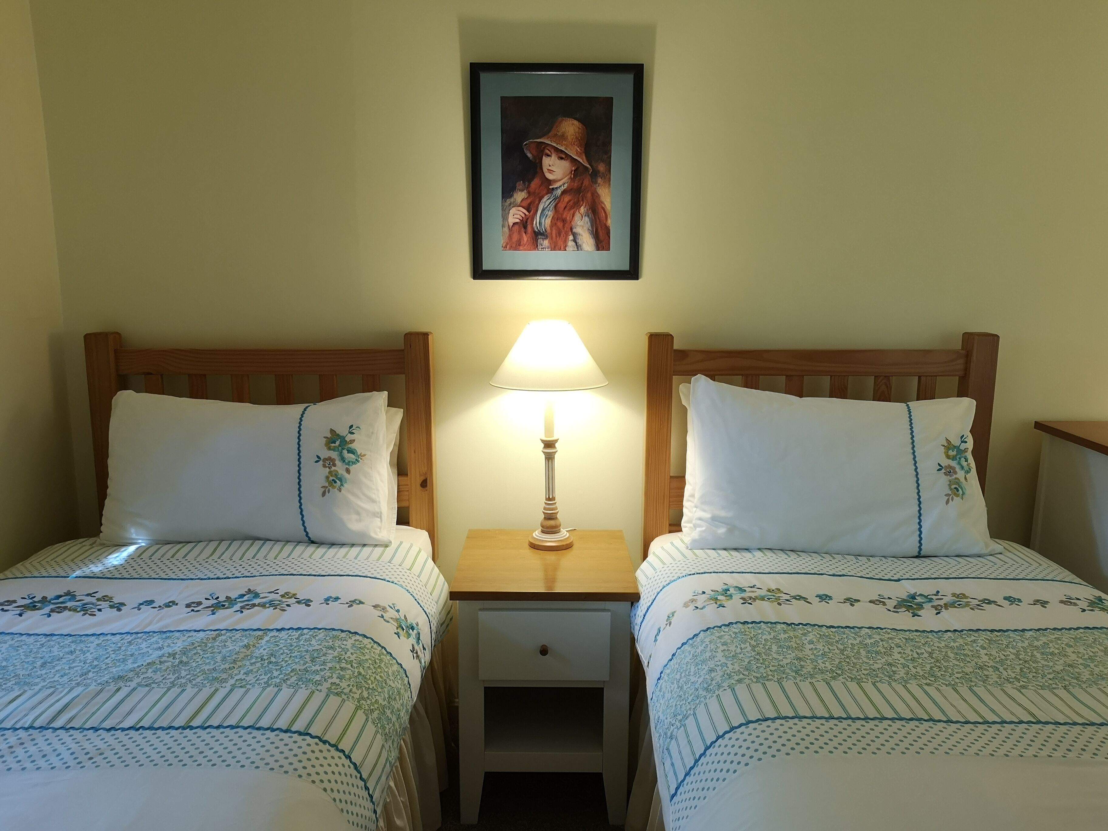 Stuga Comfort - eget badrum - utsikt mot trädgården | 2 sovrum