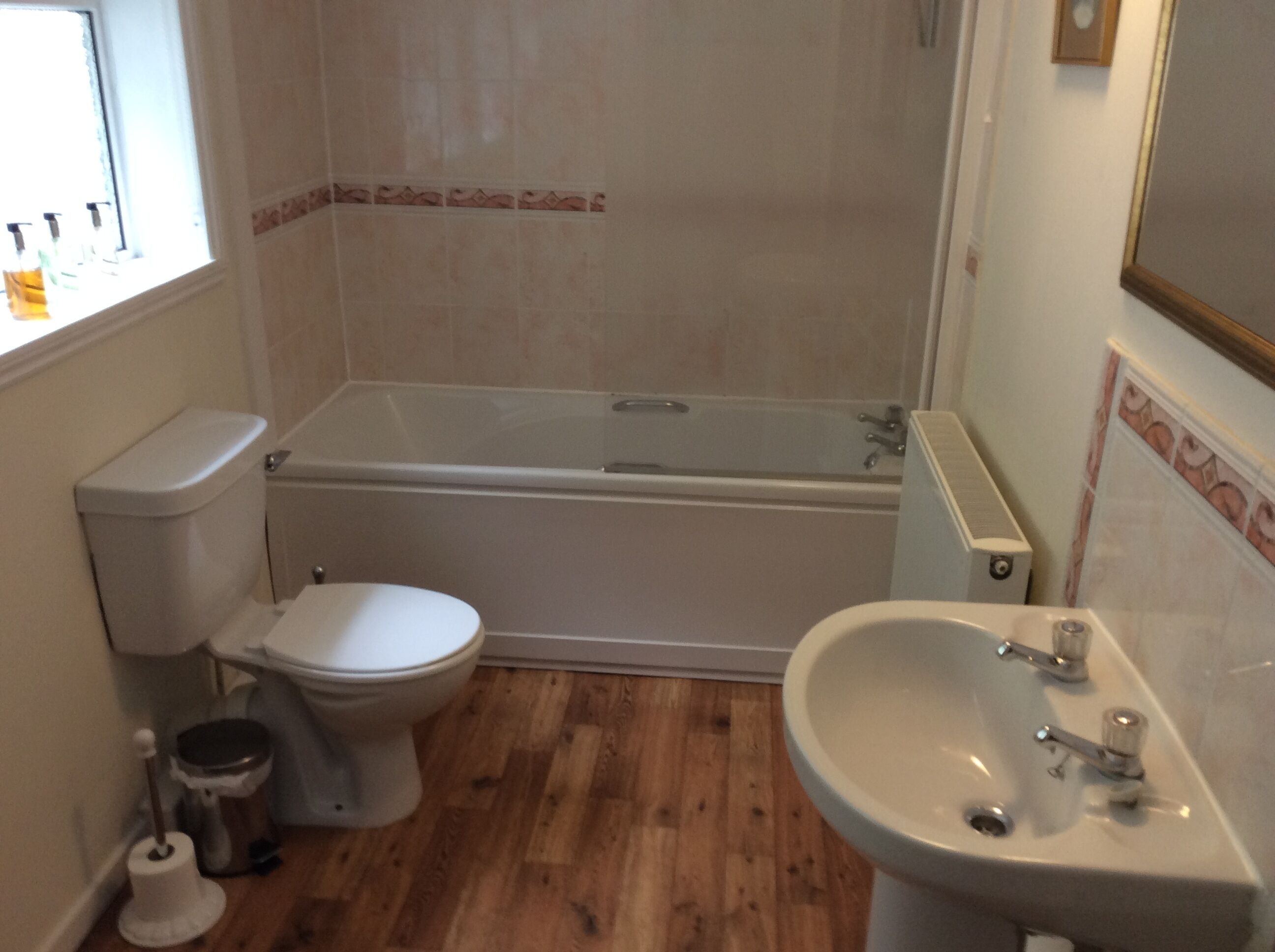 Stuga Comfort - eget badrum - utsikt mot trädgården | Badrum