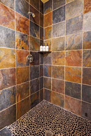 Douche, séchoir à cheveux, serviettes fournies