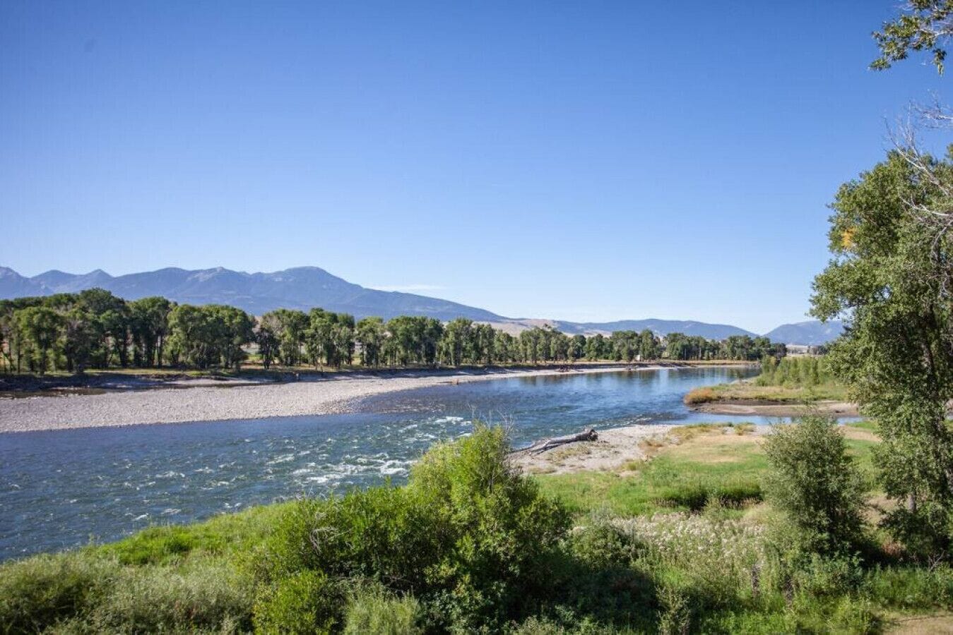 Yellowstone Crest · Yellowstone River frontage home, pet friendly, private fishing in Bozeman, United States