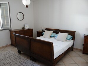 3 bedrooms, desk, bed sheets, wheelchair access