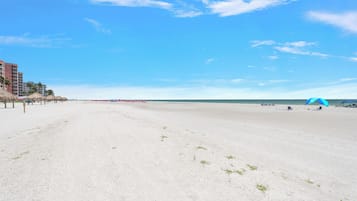 En la playa, camastros y toallas de playa