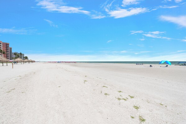Am Strand, Liegestühle, Strandtücher