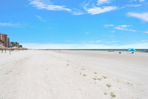 Vacation Villas: #635  Beachfront Top-Floor Condo with Best Views on North End