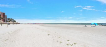 Vacation Villas: #635  Beachfront Top-Floor Condo with Best Views on North End