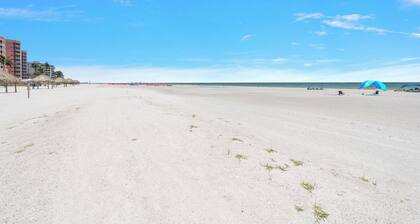 Vacation Villas: #635 Beachfront Top-Floor Condo with Best Views on North End