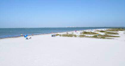 Vacation Villas: #635 Beachfront Top-Floor Condo with Best Views on North End
