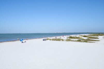 Vacation Villas: #635  Beachfront Top-Floor Condo with Best Views on North End