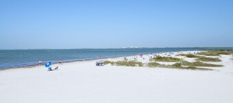 Vacation Villas: #635 Beachfront Top-Floor Condo with Best Views on North End