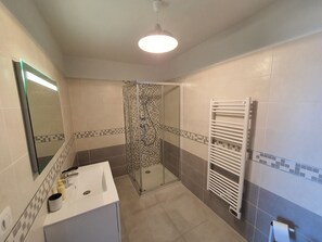 Suihku, hiustenkuivaaja, pyyhkeet