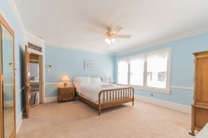 7 bedrooms, desk, iron/ironing board, WiFi