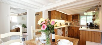 Honeysuckle Cottage -Chocolate box cottage in the beautiful village of East Meon