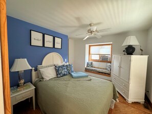 2 bedrooms, iron/ironing board, WiFi