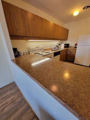 Réfrigérateur, four à micro-ondes, un four, surface de cuisson