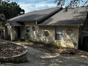 Exterior - Beautiful, spacious, home with view of Canyon Lake with boat ramp access (Canyon Lake)
