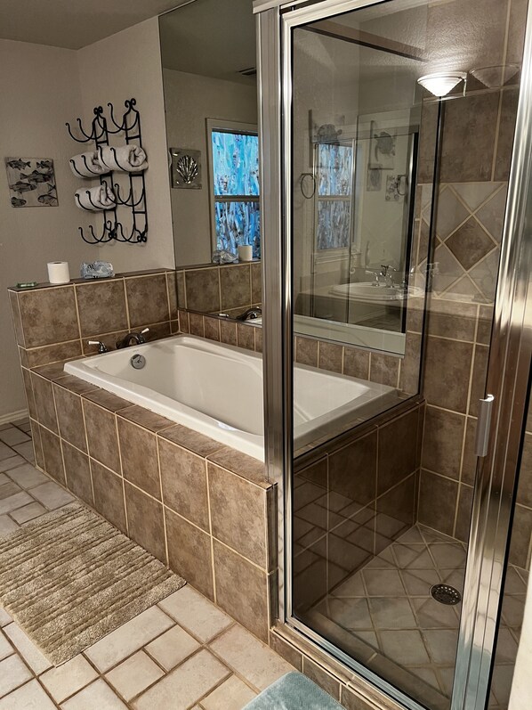 Badewanne, Haartrockner, Handtücher, Toilettenpapier