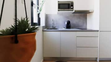 Kühlschrank, Mikrowelle, Herdplatte, Geschirrspüler