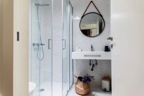 Douche, sèche-cheveux, serviettes fournies, savon