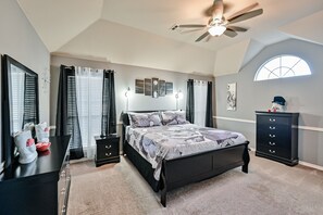 4 bedrooms, desk, iron/ironing board, travel crib - PRIVATE POOL w/Full Amenities by BLD & Joe Pool LK (Mansfield)