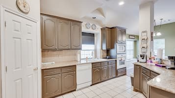 KylskÄp, mikrovÄgsugn, ugn och spishÀll